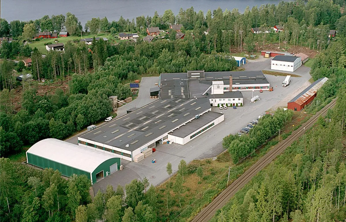 Flygfoto över Direktlaminats anläggning i Hjortsberga